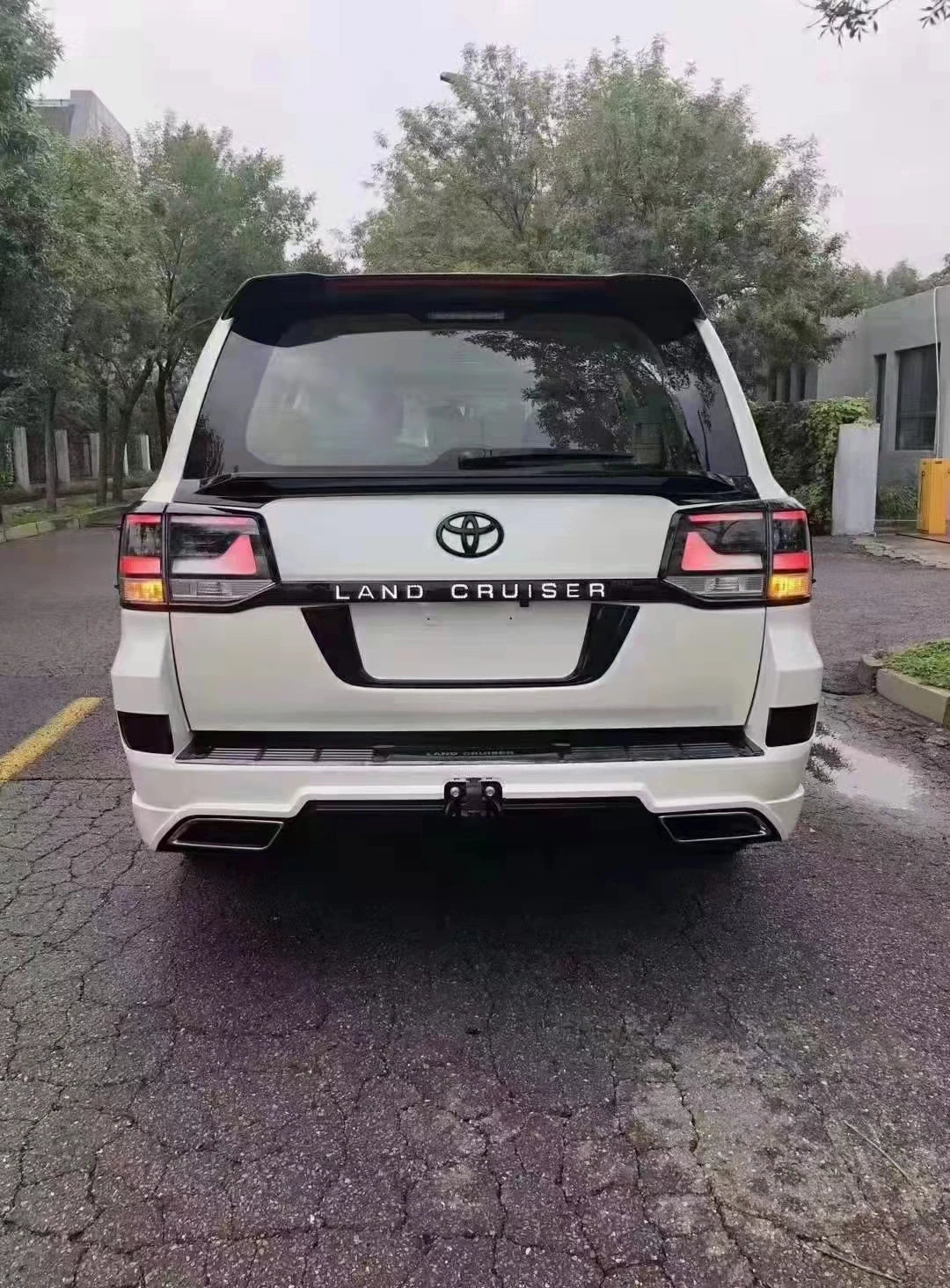 Runde PP Material for Toyota Land Cruiser Old Upgrade New Black Style Body Kit Front Rear Bumper Side Skirt Grille Headlight